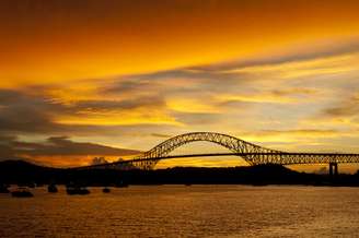 Além de ligar o norte e o sul do continente, a Ponte das Américas rende lindas imagens ao entardecer