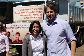 <p>Em Rancho Alegre D'Oeste, cartaz fala em "conquista" de Zeca Dirceu, Gleisi e de um deputado estadual do PT</p>