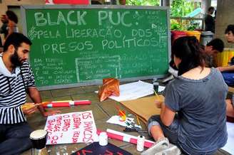 <p>Estudantes da PUC-Rio protestam contra prisão de colegas</p>