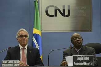 O presidente da Corte Interamericana de Direitos Humanos (CorteIDH), Diego Garcia-Sayán, e o presidente do Supremo Tribunal Federal (STF), ministro Joaquim Barbosa