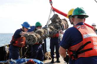 Canhões com até 1.360 quilos foram retirados do mar na segunda-feira