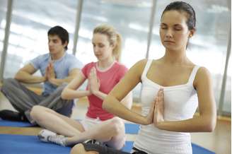 <p>Na ioga, as posturas trazem calma e relaxamento, além de deixar os músculos mais resistentes, elásticos e flexíveis</p>