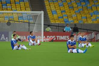 <p>Cruzeirenses ficaram sentados e de braços cruzados para protestar</p>