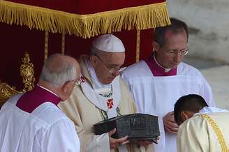 Relíquias de São Pedro foram apresentadas pelo Papa Francisco neste domingo