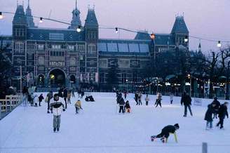 <p><strong>Amsterdã, Holanda</strong><br />A lenda de Santa Claus (Sinterklaas em holandês)  é forte em Amsterdã, que ganha belas iluminações natalinas desde o começo de dezembro. A neve que costuma cair no final do ano, os mercados e as pistas de patinação no gelo colaboram para dar um charme especial à capital holandesa durante o Natal</p>