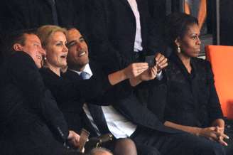 <p>Uma sequência de fotos registrada nesta terça-feira, durante o funeral de Nelson Mandela, está repercutindo nas redes sociais. Nas imagens, o presidente Barack Obama conversa animadamente com a premiê dinamarquesa, Helle Thorning-Schmidt. O que chama atenção, no entanto, é a cara de poucos amigos da primeira-dama Michelle, que parece não ter gostado do papo. Em uma das imagens, além de Obama e Helle, está também o primeiro-ministro britânico, David Cameron. Os três sorriem para a câmera do celular da dinamarquesa</p>
