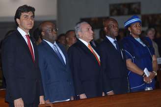 Estiveram presentes o presidente do STF, Joaquim Barbosa (2º à esq.), o presidente da República em exercício, Michel Temer (centro), e o embaixador da África do Sul no Brasil, Mphakama Mbete (2º à dir.)
