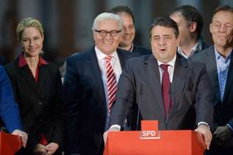 <p>Sigmar Gabriel anuncia em Berlim o resultado da votação interna do SPD</p>