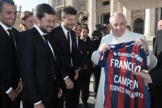 Fnrancisco segura uma camisa do San Lorenzo que ganhou de presente dos dirigentes do clube argentino