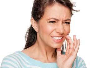 <p>Uma dor de dente pode estragar os planos para as férias. Para evitar o estresse, é indicado marcar um checkup para evitar surpresas</p>