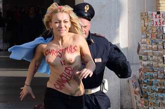 <p>A ativista tentou se desvincilhar da polícia antes de ser presa</p>