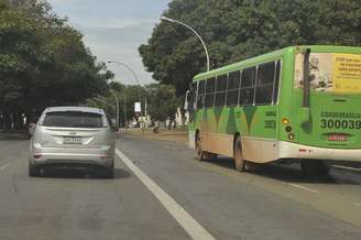 ônibus sem ar-condicionado trafega nas ruas do Distrito Federal