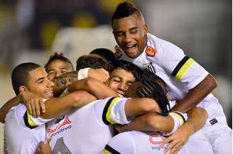 Time praiano fez cinco no arquirrival e levou torcida ao delírio na Vila