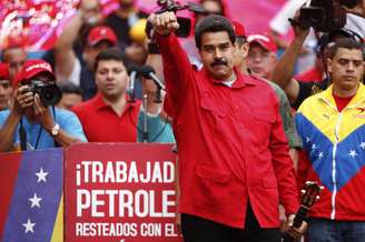 Presidente Nicolás Maduro acena para correligionários durante comício em Caracas