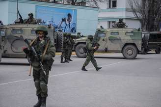 <p>Sem símbolo que as identifique, tropas russas guardam pontos estratégicos na fronteira com a Ucrânia</p>