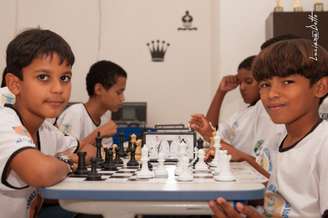 Os alunos da Escola Municipal Jardim das Palmeiras, no Mato Grosso, passaram a ter uma aula semanal de xadrez, a partir deste ano