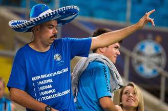 <p>Torcedor do Grêmio provoca Inter com camiseta em partida contra Newell's; termo "macacada", porém, não foi escutado nas arquibancadas da Arena</p>