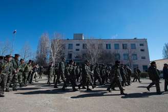Soldados ucranianos deixam base aérea na Crimeia após invasão de forças pró-Rússia