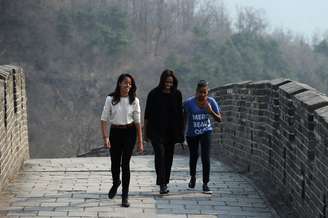 <p>Michelle Obama e suas filhas Malia e Sasha caminham pela Grande Muralha da China</p>