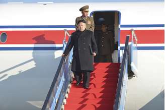 <p>Foto divulgada nesta terça-feira, 2 de abril, pela Agência Central de Notícias da Coreia do Norte mostra o líder do país Kim Jong-Un desembarcando de um avião, em Pyongyang</p>