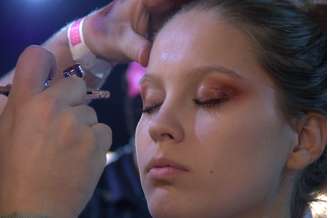 <p>Make do desfile de Patricia Viera é feito com sombra aplicada por air brushing</p><p> </p>