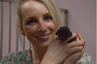 <p>Rebeca Smith mostra orgulhosa o clone de sua cadela, a mini Winnie</p>