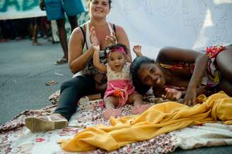 Famílias expulsas pela Polícia Militar da invasão de um prédio desativado da empresa de telefonia Oi protestam em frente à sede da prefeitura municipal e pedem acesso à casa própria