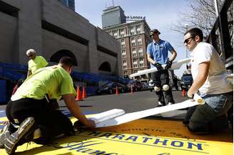 <p>Organizadores da maratona de Boston trabalham nos últimos preparativos para o evento, que acontece na próxima segunda-feira, 21 de abril</p><p> </p>