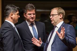 Ministros da UE se reúnem em Luxemburgo nesta segunda-feira; na foto, ministros da Estônia, Romênia e Eslováquia