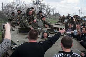 <p>Milícias pró-rússia bloqueiam a passagem dos veículos do exército ucraniano na cidade de Kramatorsk, no leste da Ucrânia</p><p> </p>