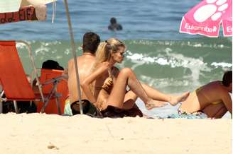 Yasmin Brunet e o marido, Evandro Soldati, curtiram o sol da praia do Leblon, no Rio de Janeiro, nesta sexta-feira (18)