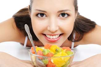 Influenciada pela má alimentação, acne pode ser combatida com a inclusão de alimentos antioxidantes no cardápio como acerola, laranja e outras frutas  