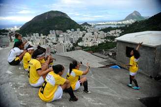 Moradores de favelas disputam a Copa Popular no morro Santa Marta, em Botafogo