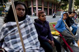 <p>Manifestantes enquanto aguardavam a votação do Plano Diretor em São Paulo</p>