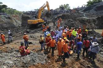 <p>Parentes e amigos das vítimas acompanham o trabalho das equipes de resgate na mina que desabou na zona rural de Santander de Quilichao, no sul da Colômbia, em 1º de maio</p>