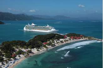 <p>Em Labadee os hóspedes podem experimentar a tirolesa que fica a 152 metros acima da península</p>