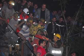 <p>Yildiz afirmou que no momento da explosão havia 787 mineiros dentro da escavação e pelo menos 363 conseguiram sair sozinhos. Outros 80 foram resgatados com vida</p>