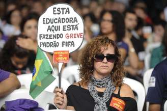 <p>Professores municipais e estaduais do Rio de Janeiro decidiram em assembleia nesta quinta-feira manter a greve</p>