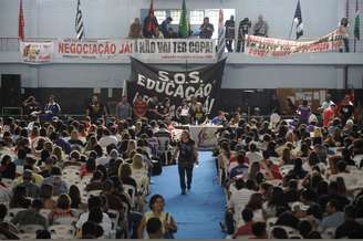 <p>Professores municipais e estaduais do Rio de Janeiro podem voltar a fazer greve após o cancelamento de uma audiência no Tribunal Regional do Trabalho (TRT)</p>