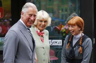 <p>Príncipe Charles e Camilla, duquesa da Cornoalha, ficam ao lado de uma jovem vestida como o personagem "Anne of Green Gables", em Charlottetown, no Canadá, em 20 de maio</p>