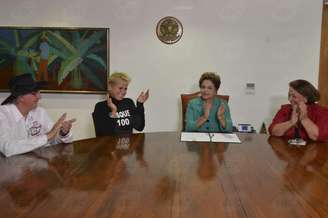 Dilma sanciona a lei ao lado da ministra Ideli Salvatti, da apresentadora Xuxa e do cantor Sérgio Reis