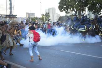 <p>De acordo com a polícia, agressão por parte dos manifestantes impediu proximidade ao Estádio Nacional</p>