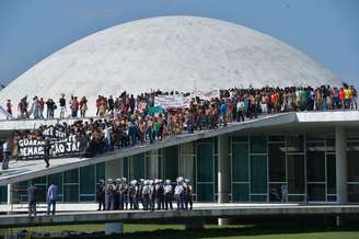 <p>Índios em protesto pela demarcação de terras sobem na marquise do Congresso Nacional</p><p> </p>