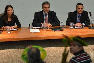 <p>Índios em reunião com o ministro José Eduardo Cardoso</p>