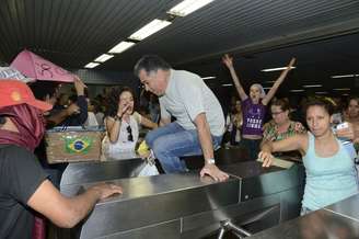 Movimento Passe Livre faz protesto em estação do metrô. Manifestantes pularam as catracas em defesa da tarifa zero