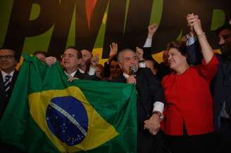 <p>Presidente Dilma na convenção do PMDB com o vice-presidente Michel Temer, senador Vardir Raupp, e os presidentes do Senado, Renan Calheiros, e da Câmara, Henrique Alves </p><p> </p>