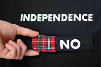 <p>Os escoceses escolherão se querem ou não a independência no dia 18 de setembro. A foto mostra uma das muitas camisetas que têm como tema o plebiscito e que ganharam as ruas de Glasgow</p>
