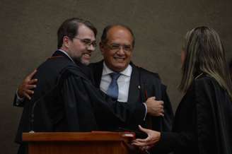 Mendes recebe abraço de Toffoli