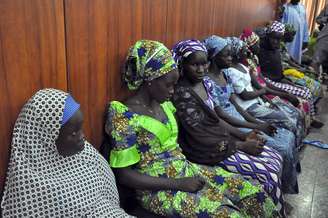 <p>Estudantes que escaparam de sequestradores do Boko Haram, na aldeia de Chibok, sentam-se em frente a sede do Governo para falar com o governador do Estado Kashim Shettima, em Maiduguri, em 2 de junho</p>