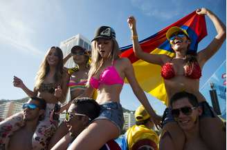 Colombianos e fãs da seleção acompanham, neste sábado, a partida contra a Grécia nas areias da Fan Fest em Copacabana, no Rio de Janeiro. Famílias e jovens se reuniram para o jogo